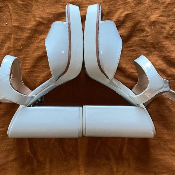 Chunky block heeled sandal - Picture 4 of 4